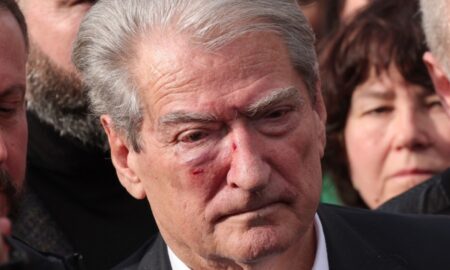 Fostul președinte albanez Sali Berisha, lovit cu pumnul în față în timpul unui protest. Ce s-a întâmplat cu bărbatul ”bătăios” 