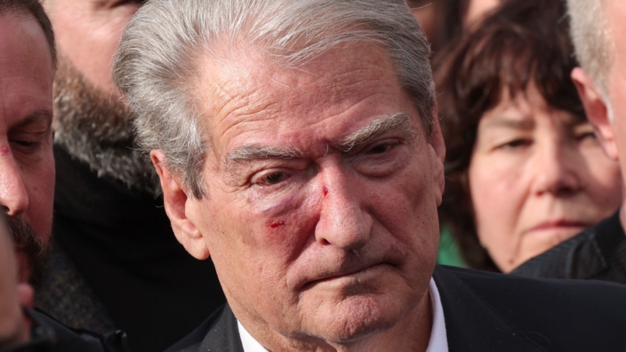 Fostul președinte albanez Sali Berisha, lovit cu pumnul în față în timpul unui protest. Ce s-a întâmplat cu bărbatul ”bătăios” 