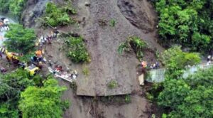 Grozăvie în Columbia. Zeci de persoane au văzut moartea cu ochii, blocate într-un autobuz suspendat