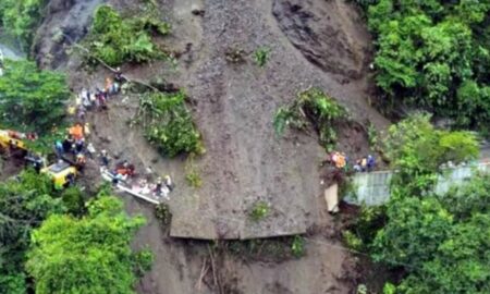 Grozăvie în Columbia. Zeci de persoane au văzut moartea cu ochii, blocate într-un autobuz suspendat