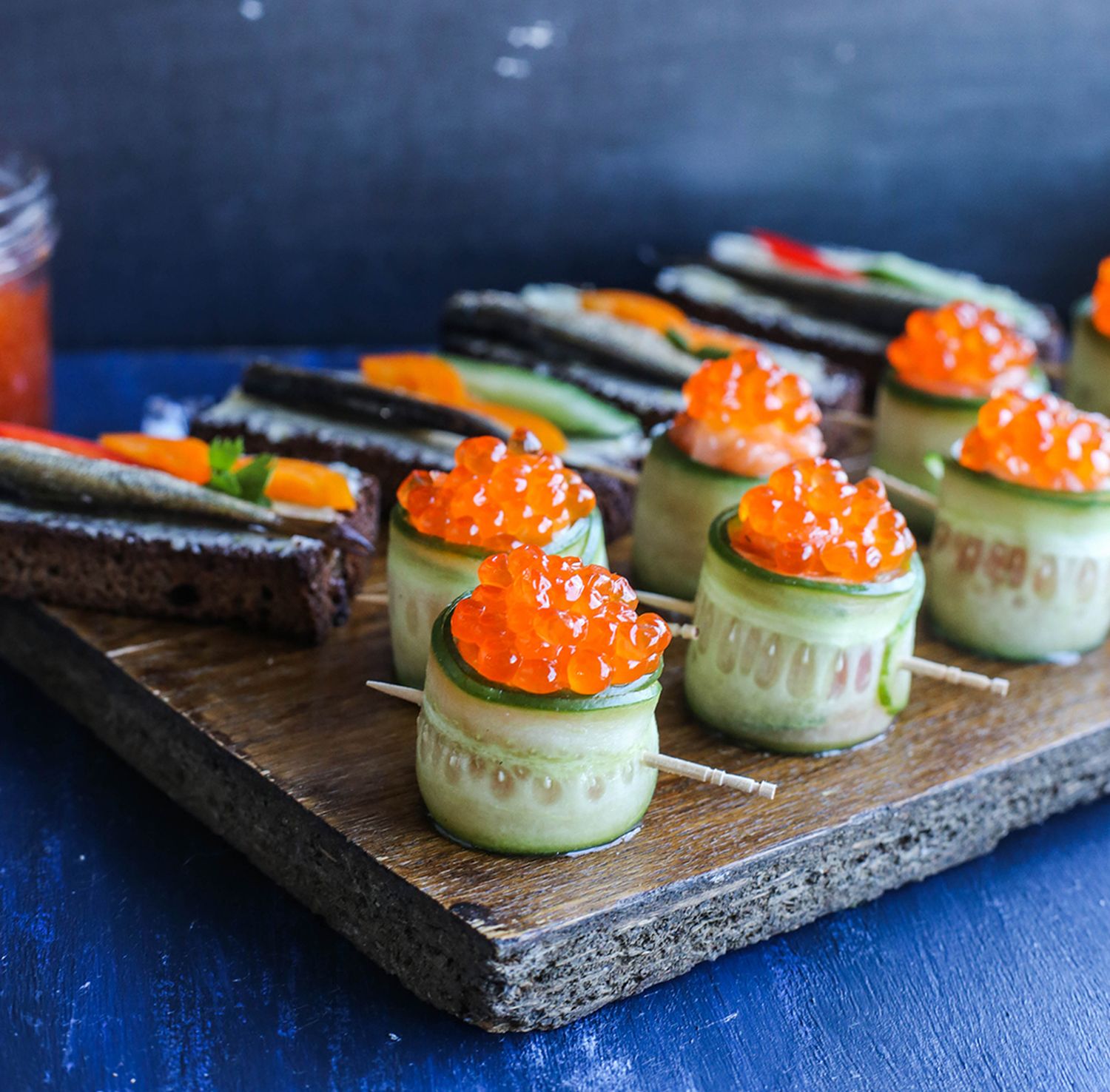 Aperitive pentru masa de Sfântul Vasile. Miniclătite cu caviar de somon și sturion, șprot și somon afumat