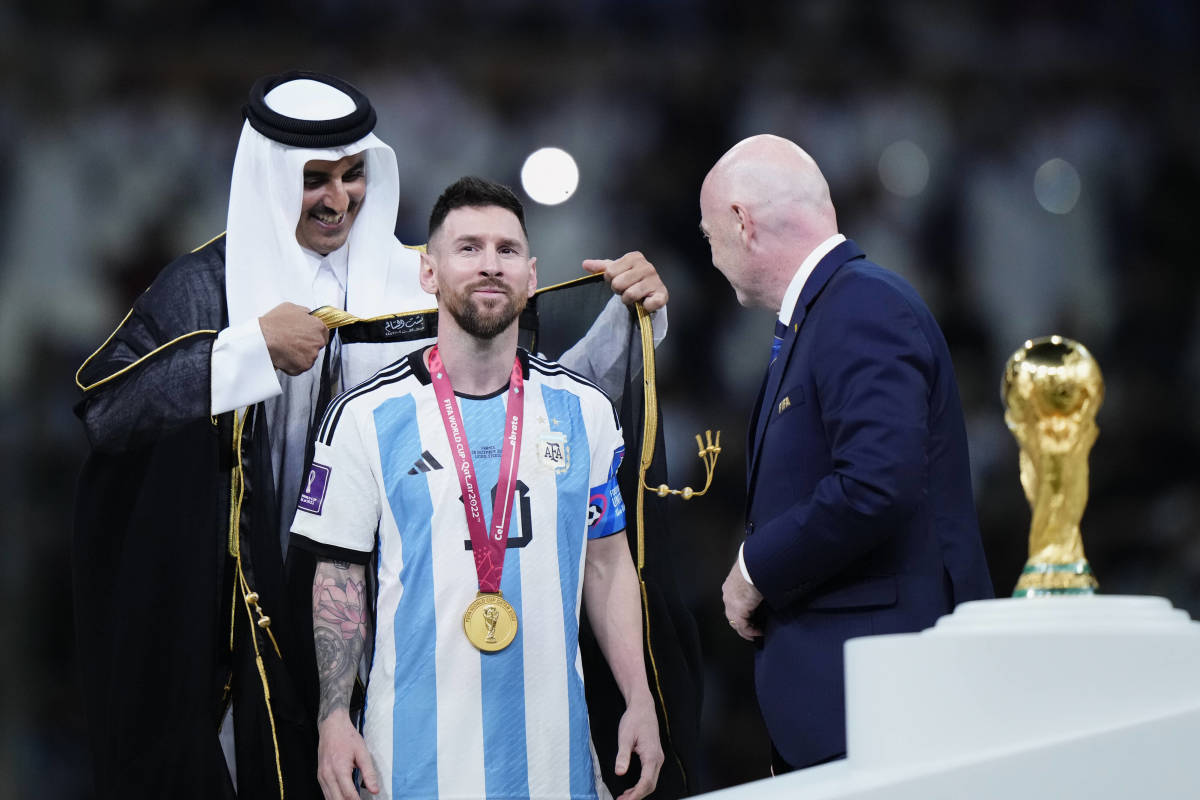 Ce reprezintă bishta, mantia tradițională pe care șeicul Tamim bin Hamad Al Thani i-a pus-o pe umeri lui Messi