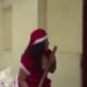 N-ai văzut așa ceva! Crăciunița a spart ușa, iar Moș Crăciun și spiridușii săi i-au arestat. VIDEO