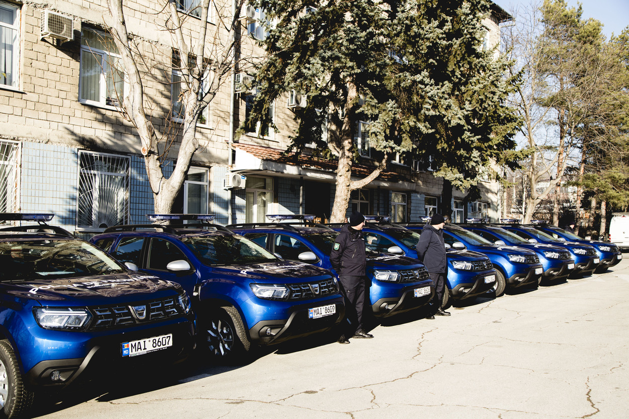 Angajații de la frontiera Moldovei au primit 49 de mașini noi dintre care 16 autoturisme Dacia Duster și 3 exemplare Dacia Logan