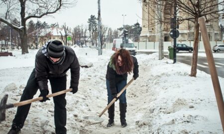 Grijă mare la datul zăpezii cu lopata! Cardiologii explică de ce este o activitate periculoasă