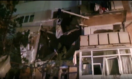 Un om a zburat pe fereastră după explozia de la Suceava. Oamenii sunt în șoc după dezastrul din blocul de locuințe