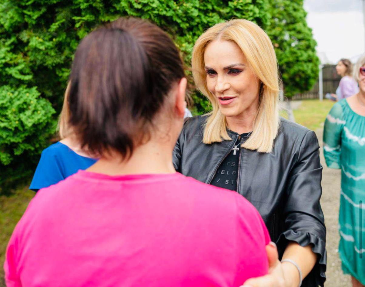 Gabriela Firea a reușit cu proiectul privind drepturile femeilor, într-un mare număr discriminate și victime ale violenței