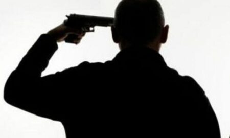 Un polițist din Galați a murit după ce și-a tăiat venele și s-a împușcat în cap. A fost găsit de mama sa