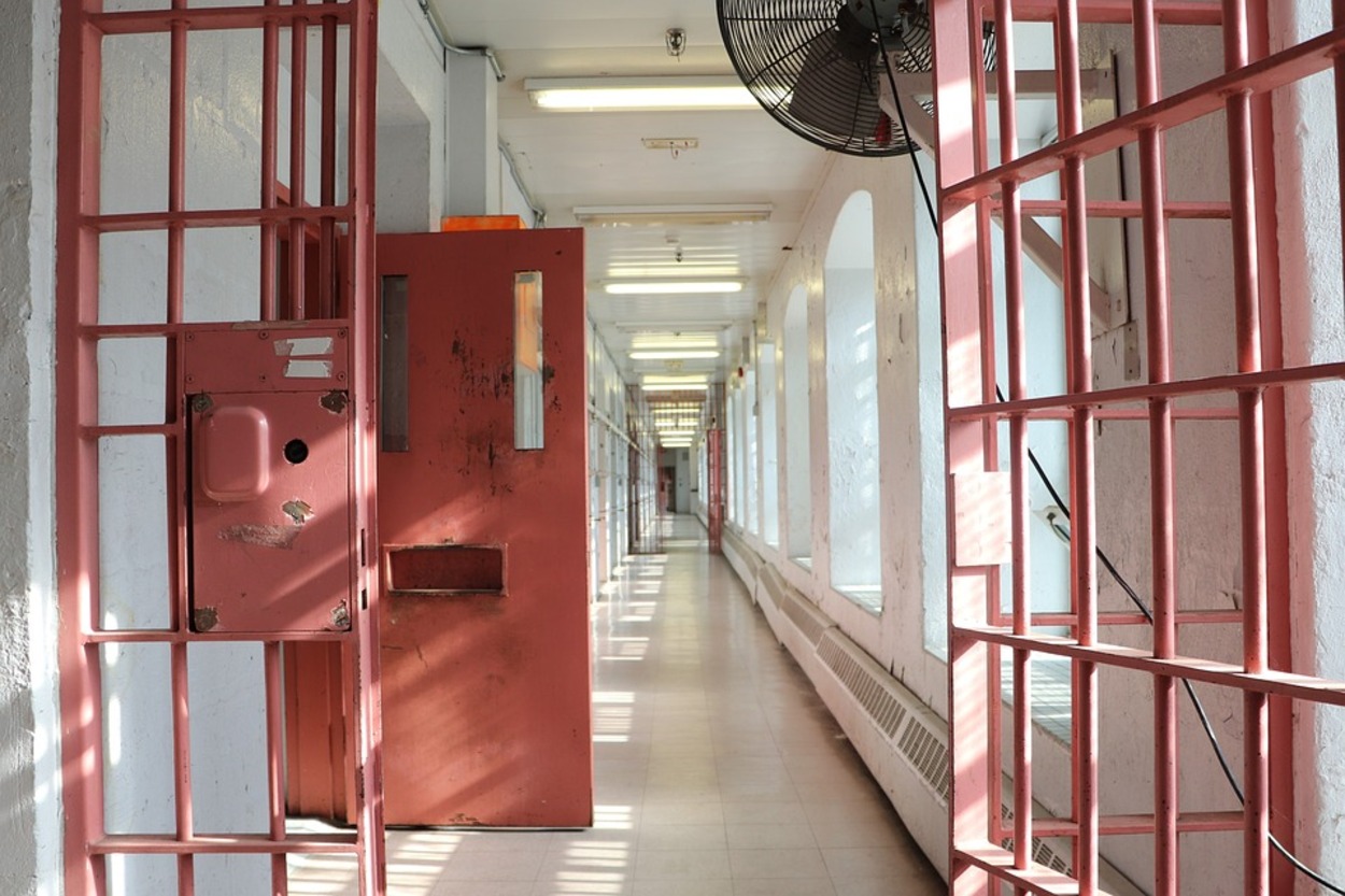 Inspector șef de poliție arestat, după ce i-a furnizat informații din serviciu iubitei. La mijloc erau și droguri
