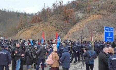 Preşedintele intervine în tensiunile din Kosovo: Demontați baricadele!