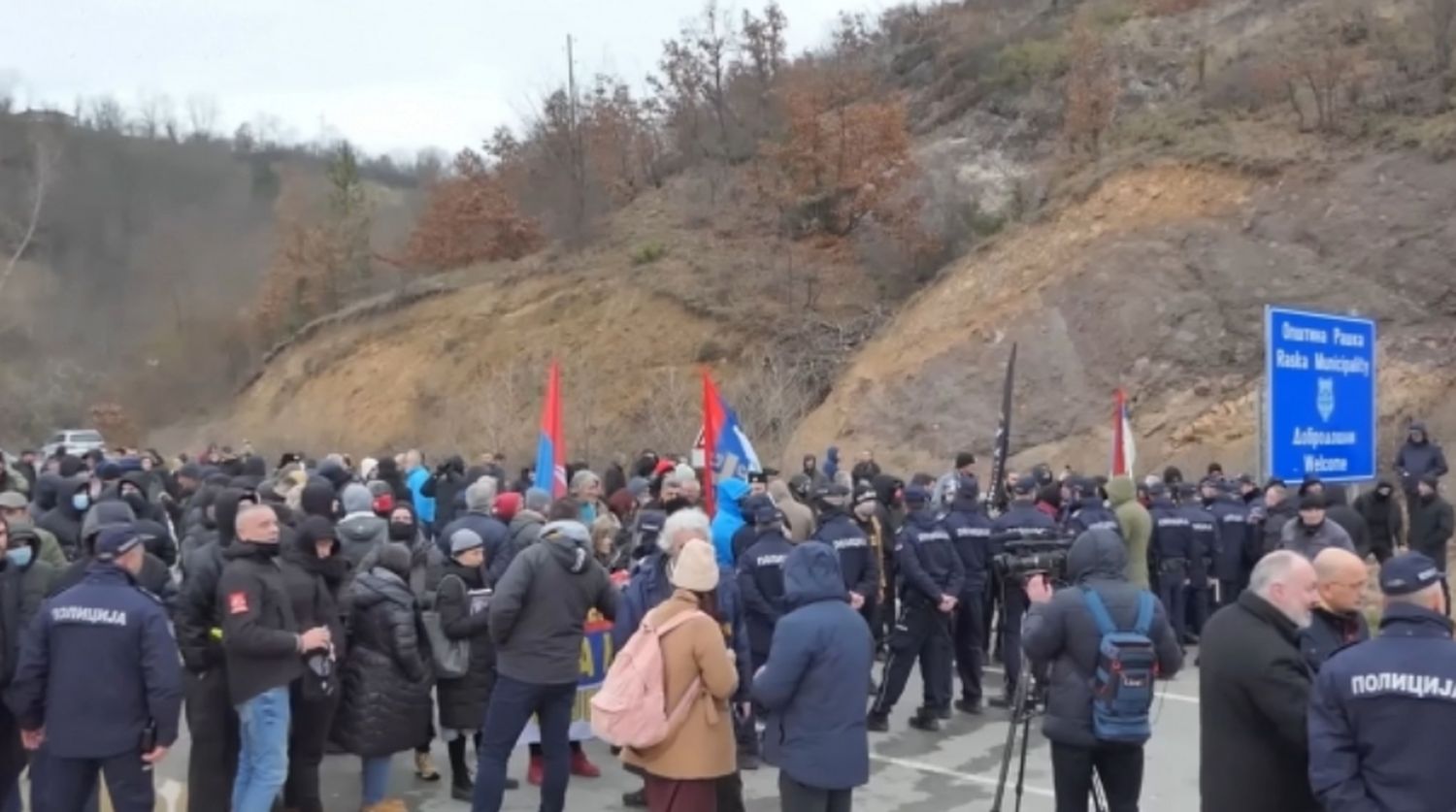 Preşedintele intervine în tensiunile din Kosovo: Demontați baricadele!
