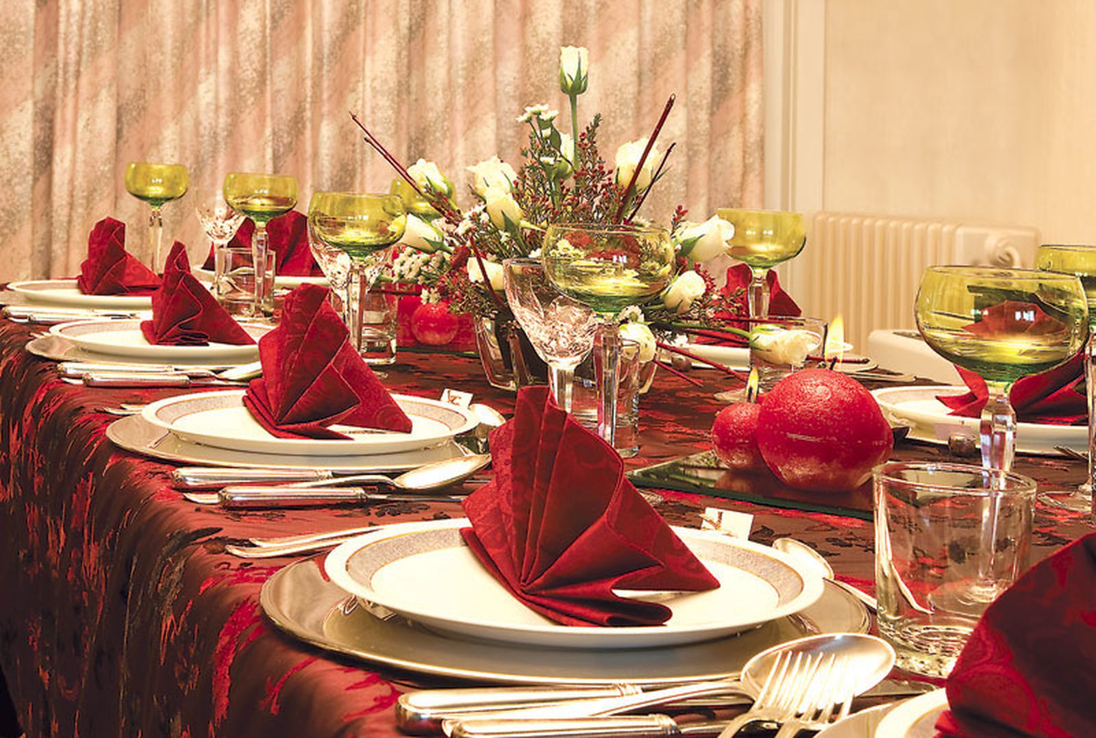 Sfaturi prețioase pentru decorarea mesei de Revelion