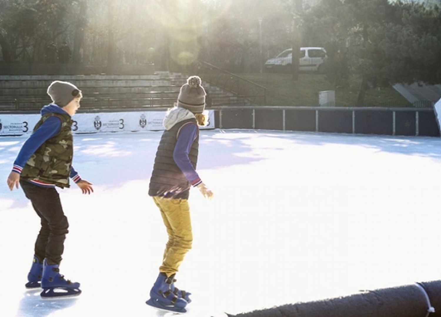 Nereguli la patinoarul din parcul IOR. Reprezentanții Protecției Consumatorului l-au închis. Au curs și amenzile