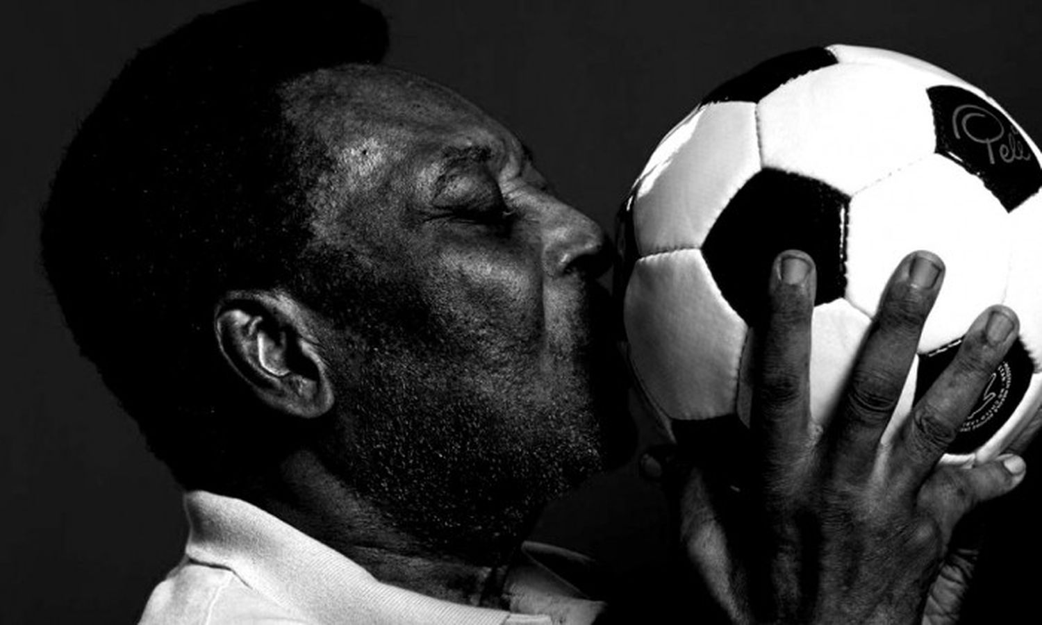 Lumea fotbalului este în doliu. A murit Pele, singurul fotbalist care a câștigat Cupa Mondială de trei ori