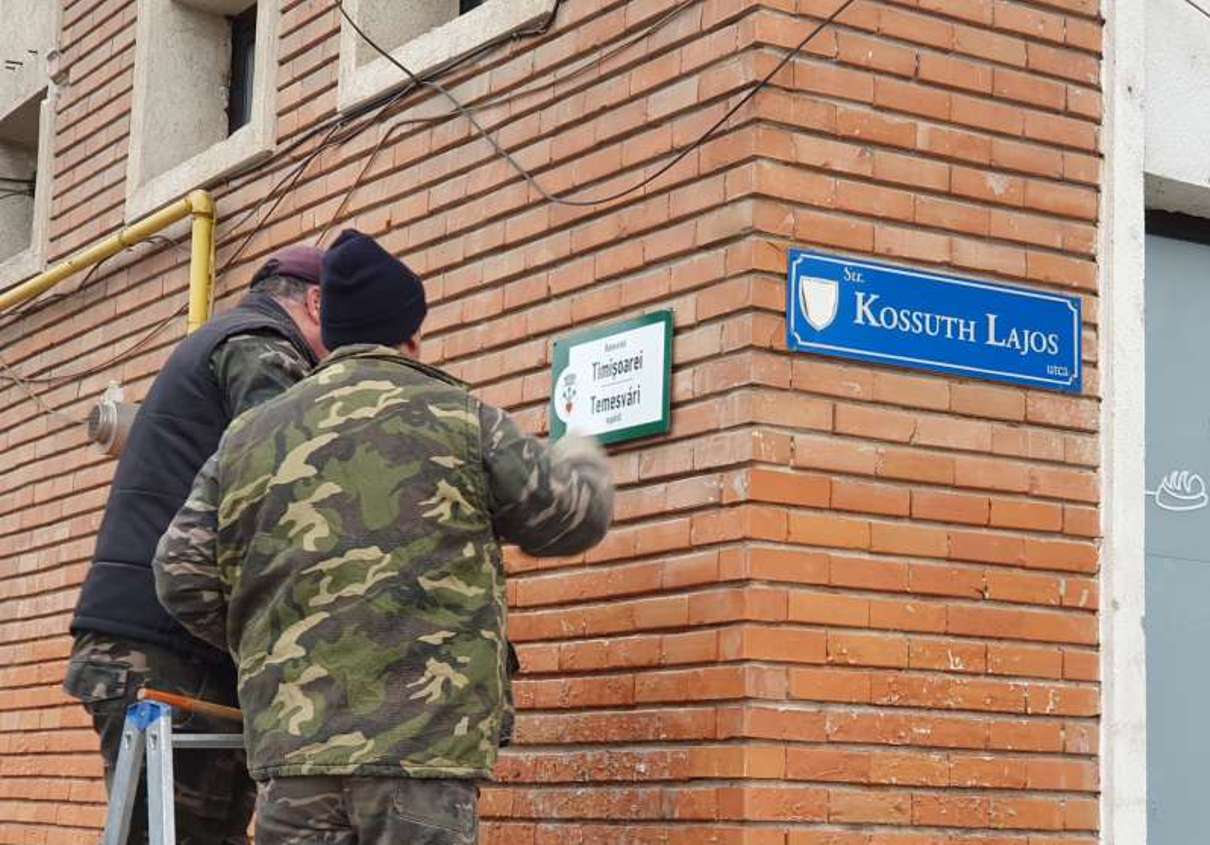 A început înlocuirea plăcuţelor cu denumirile străzilor din Miercurea-Ciuc. Mai întâi în română, apoi în maghiară