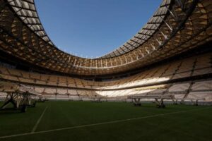 Pericol la stadionul Molineux: O bucată de metal a căzut printre spectatori înainte de meci