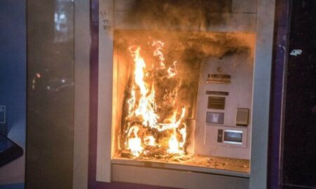 Un bancomat a ars în totalitate, cu tot cu banii care îi avea înăuntru. Acțiunea hoților este o premieră