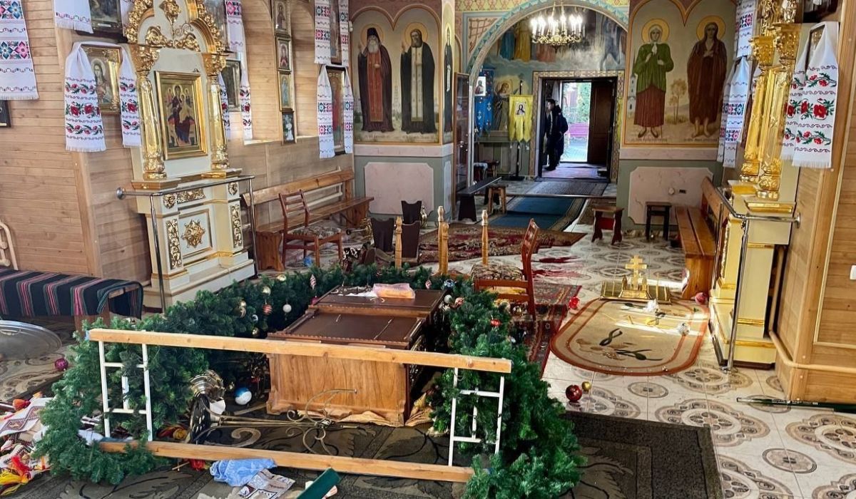 Preot, atacat și tăiat în zona gâtului, chiar în fața altarului.  „Am văzut cum a fost scos preotul din biserică, sângera”