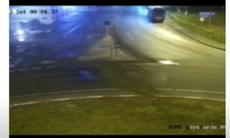 Un șofer care a zburat prin geamul mașinii, filmat cu camerele de supraveghere din trafic