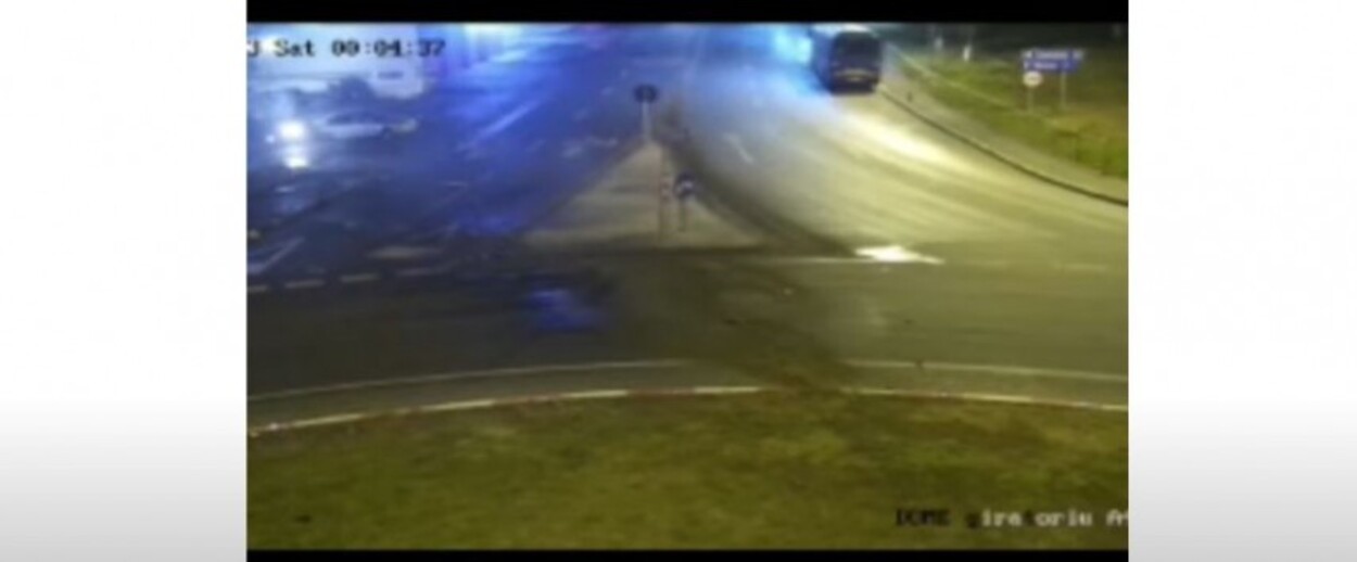 Un șofer care a zburat prin geamul mașinii, filmat cu camerele de supraveghere din trafic