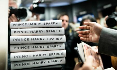 Fanii prințului Harry stau la coadă pentru primele exemplare ale cărții „Spare”, care a ajuns pe rafturi azi-noapte
