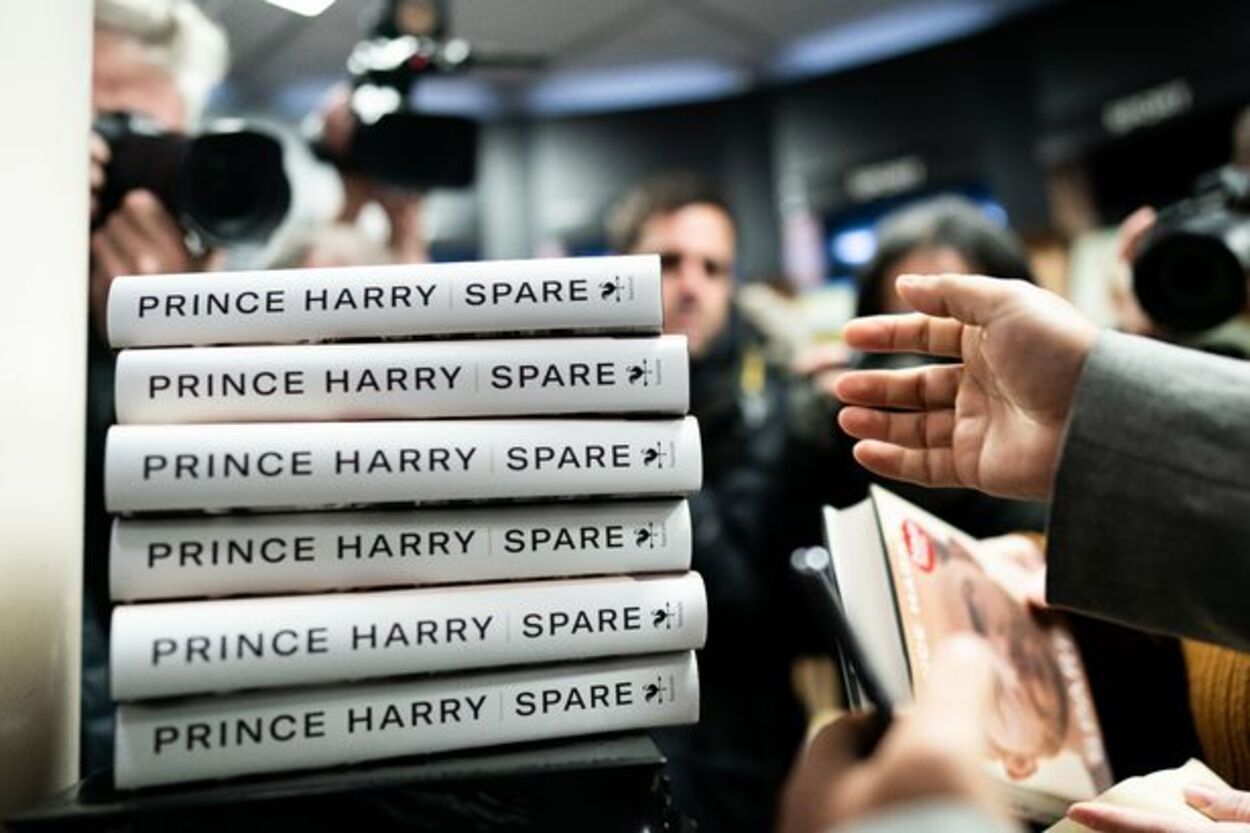 Fanii prințului Harry stau la coadă pentru primele exemplare ale cărții „Spare”, care a ajuns pe rafturi azi-noapte