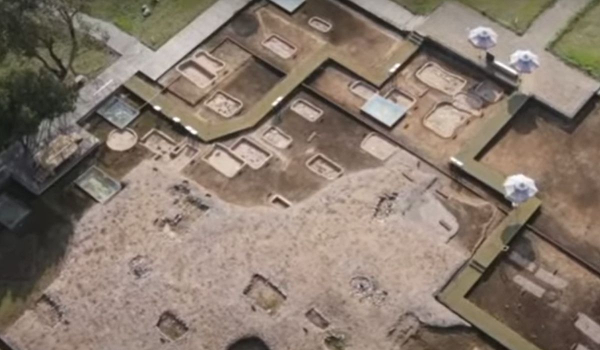 Peste 400 de artefacte, inclusiv mărgele, brățări, piepteni au fost descoperite într-o groapă în apropierea unui cimitir