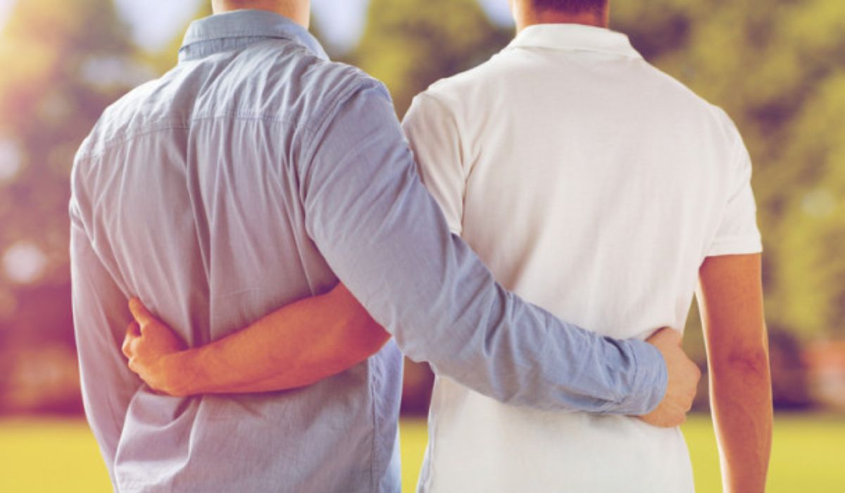 Un proiect de lege prin care statul român recunoaște dreptul de ședere al cuplurilor gay căsătorite, va fi elaborat curând