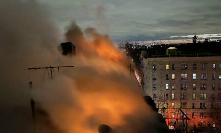 Patru răniți în urma unui incendiu uriaș care s-a extins în interiorul unui bloc de apartamente din New York. Primele informații