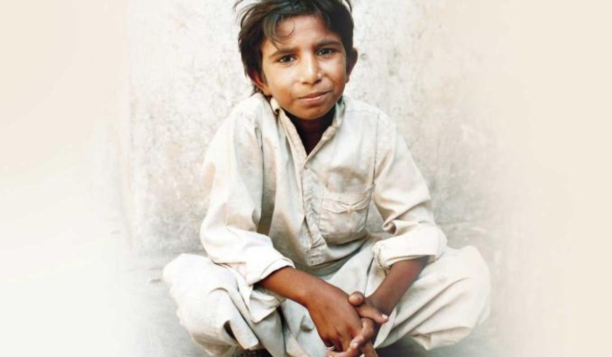 Teribila poveste a micuțului erou al Pakistanului, care a salvat din robie peste 3.000 de copii. A fost împușcat în cap la 13 ani