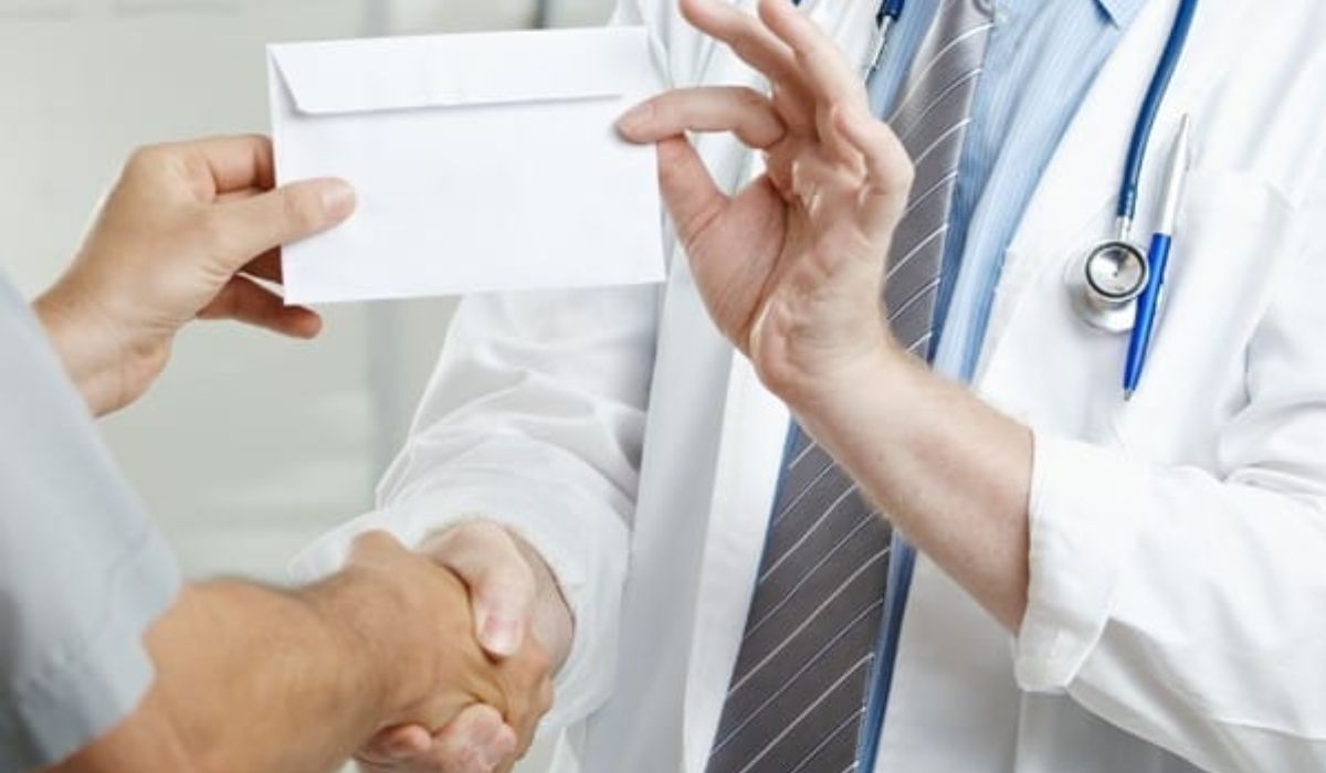 Șefa de secție a unui spital, cu un venit lunar cumulat de cca 5000 de euro,a fost reținută pentru luare de mită