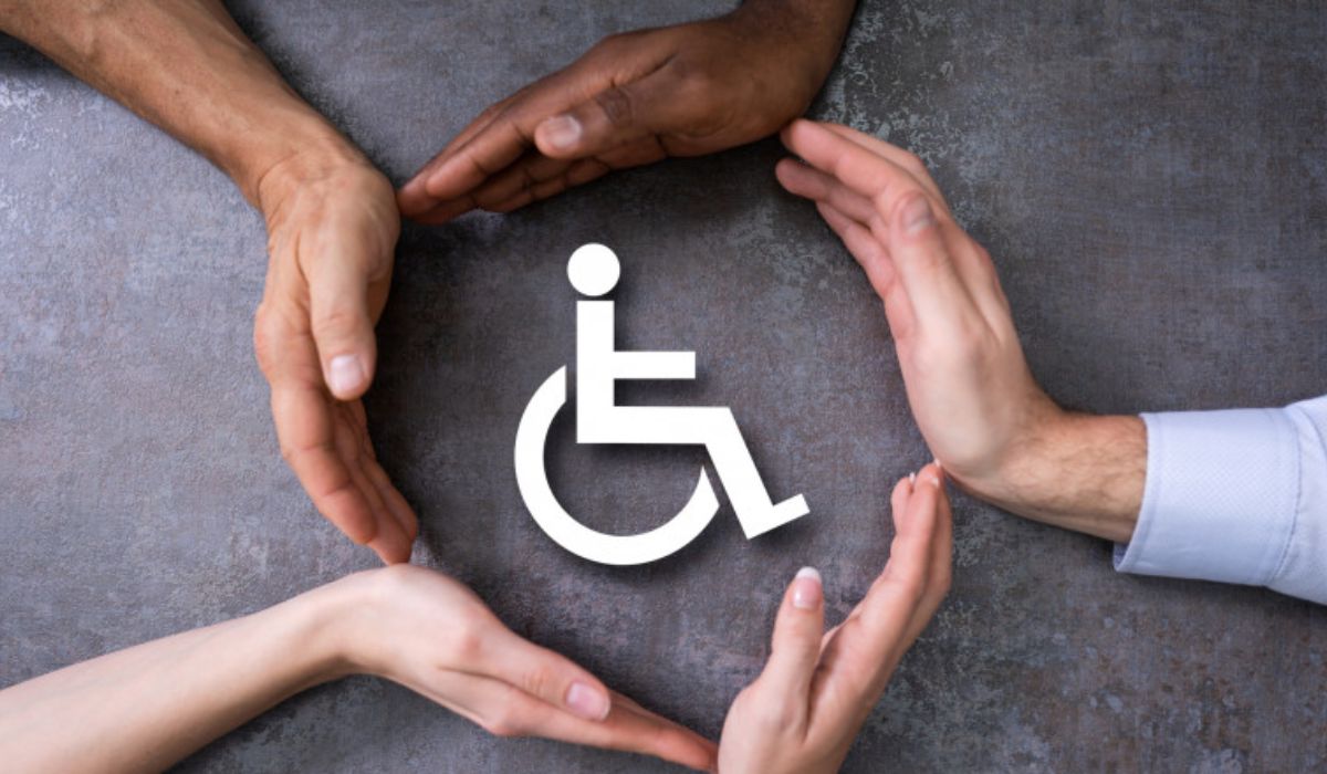 Condițiile în care o persoană cu dizabilități poate beneficia de evaluarea periodică la domiciliu