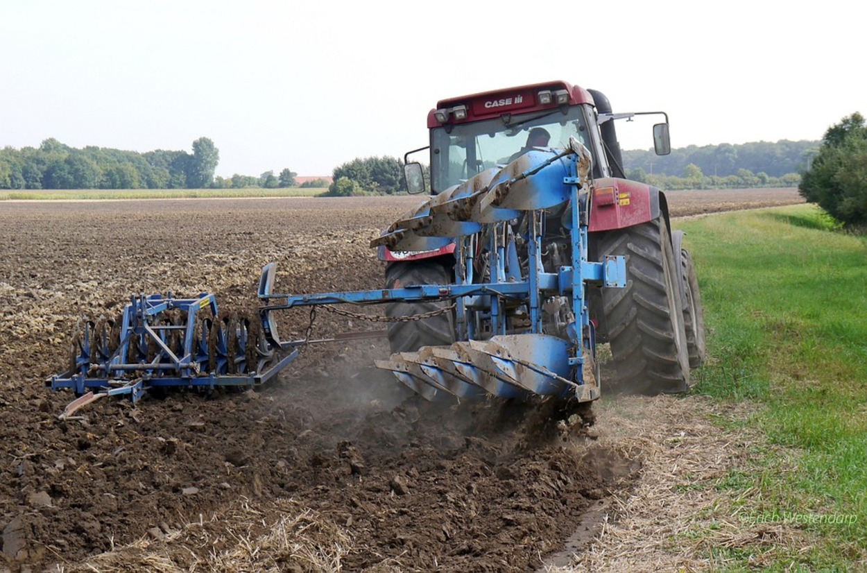 Tragicomedie. Au venit la Mall cu tractorul cu plug și nimeni nu i-a oprit pe drum. Și totuși polițiștii au ajuns la ei 