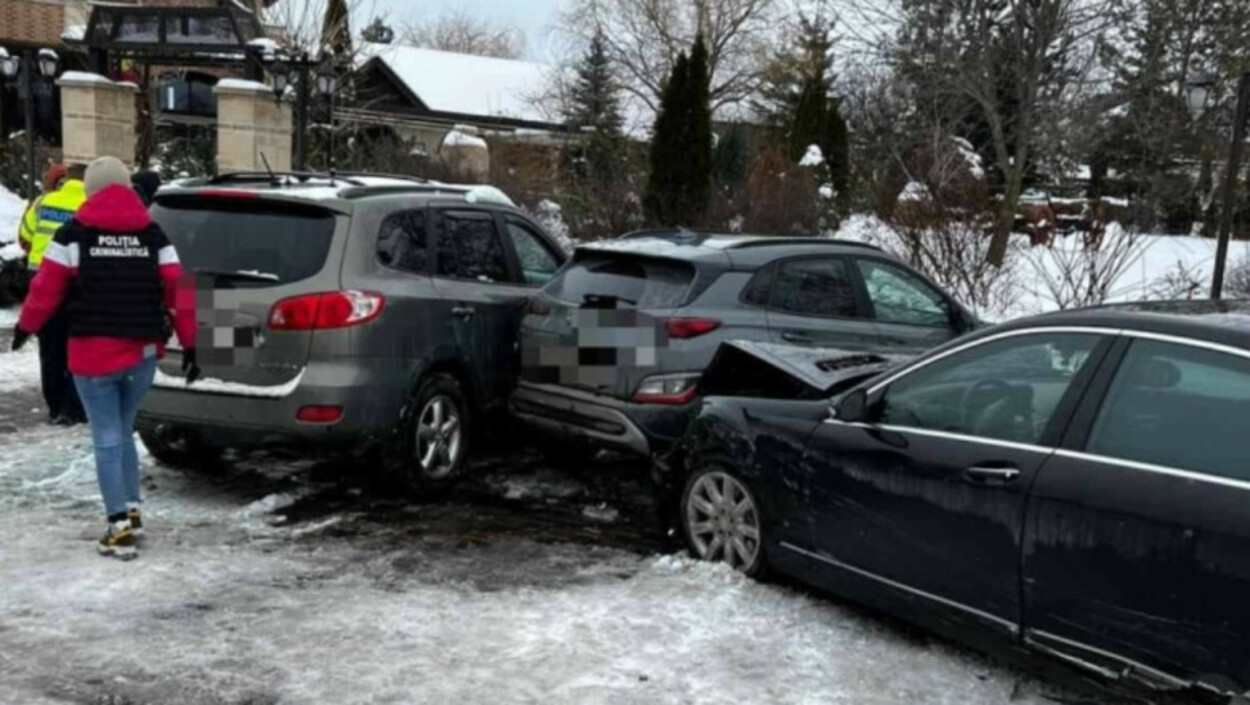 Cinci mașini distruse și un om rănit, dintr-o singură mișcare. E peripeția îngrozitoare a unei tinere șoferițe, venite la Agapia 