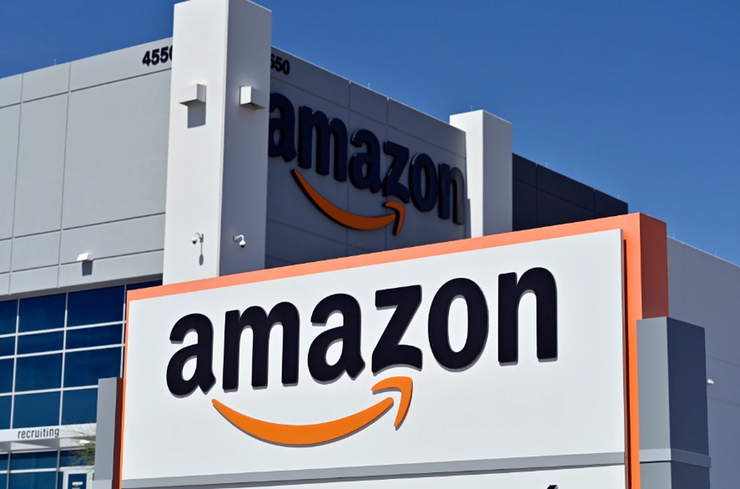 Conducerea Amazon taie în carne vie. Se vor face restructurări masive