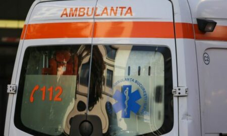 Coșmar în trafic. Un șofer a lovit în plin o ambulanță cu sirenele activate și a aruncat-o fix în stația de tramvai