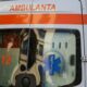 Coșmar în trafic. Un șofer a lovit în plin o ambulanță cu sirenele activate și a aruncat-o fix în stația de tramvai