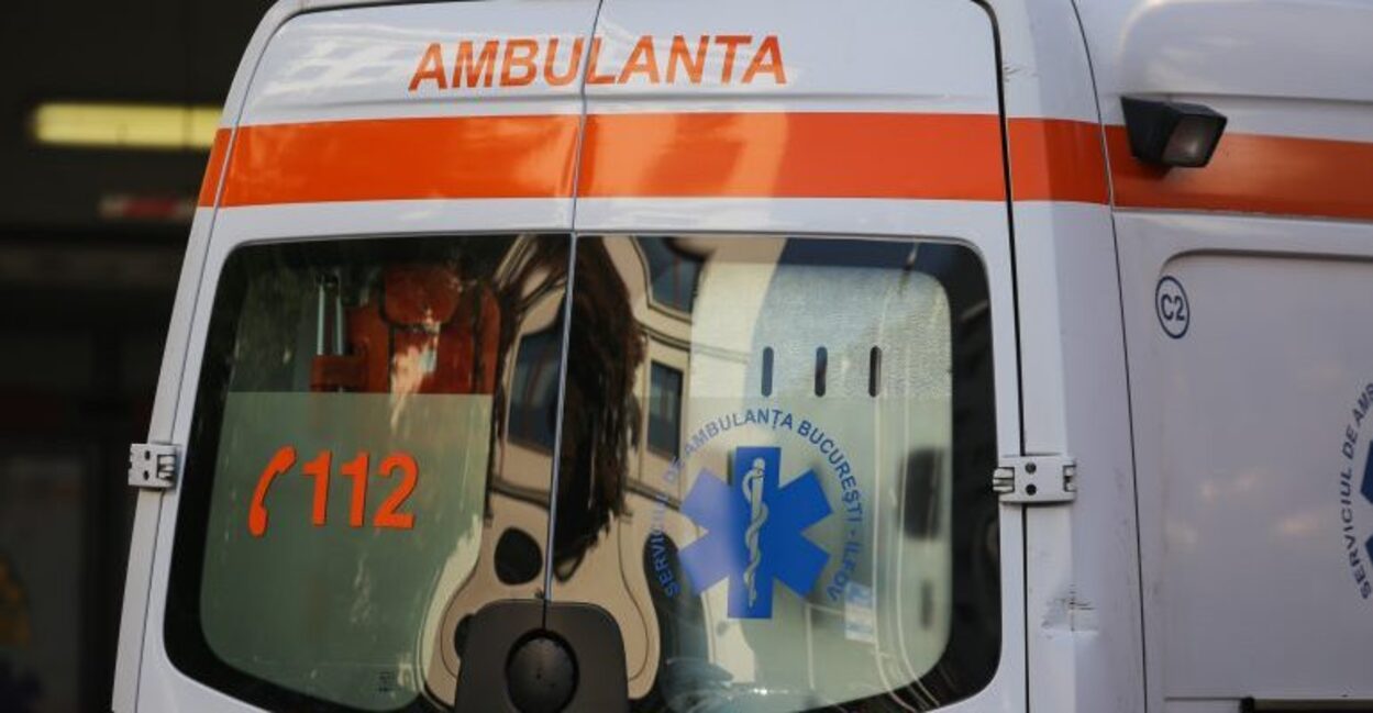 Coșmar în trafic. Un șofer a lovit în plin o ambulanță cu sirenele activate și a aruncat-o fix în stația de tramvai