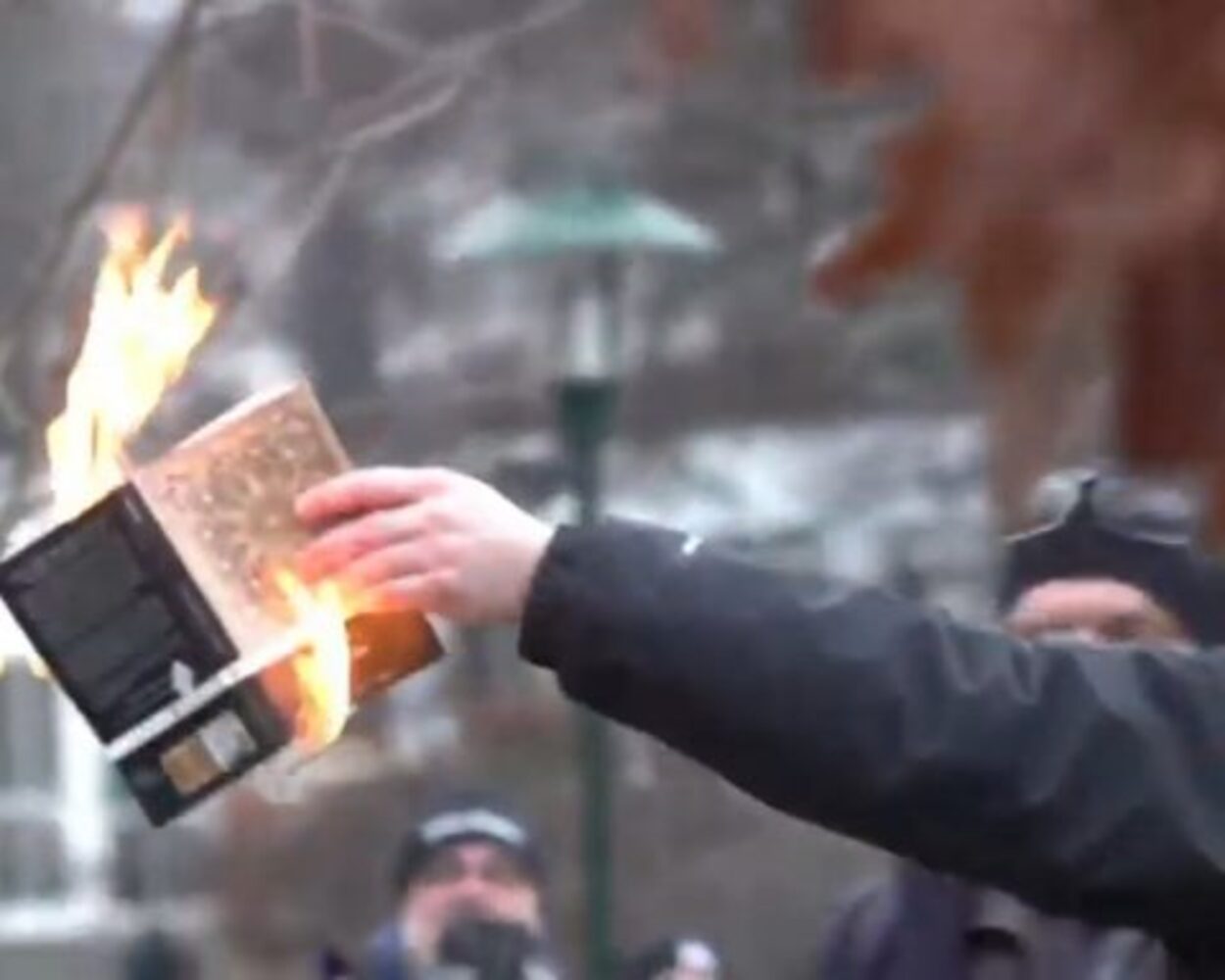 POLITICO: Tensiuni în Europa. Oficialii critică dur arderea Coranului