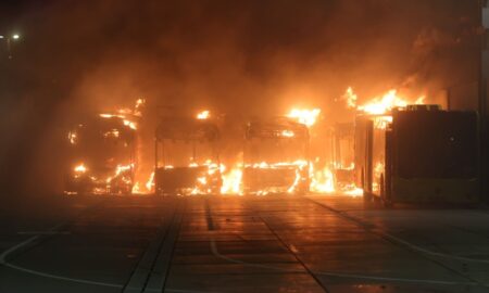 Un incendiu imens de la o stație de autobuze a lăsat un întreg oraș european fără transport