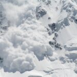 Avalanșă pe Valea Coștilei din Bucegi: Salvamont în alertă, o persoană surprinsă sub zăpadă