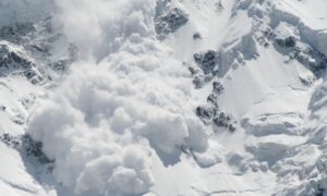 Avalanșă pe Valea Coștilei din Bucegi: Salvamont în alertă, o persoană surprinsă sub zăpadă