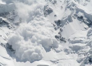 Avalanșă pe Valea Coștilei din Bucegi: Salvamont în alertă, o persoană surprinsă sub zăpadă