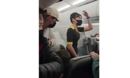 Video. Momente terifiante din cauza unui incendiu la bordul unui avion. Care este starea pasagerilor