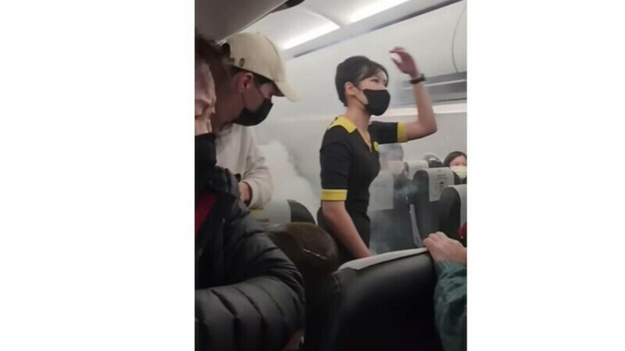 Video. Momente terifiante din cauza unui incendiu la bordul unui avion. Care este starea pasagerilor