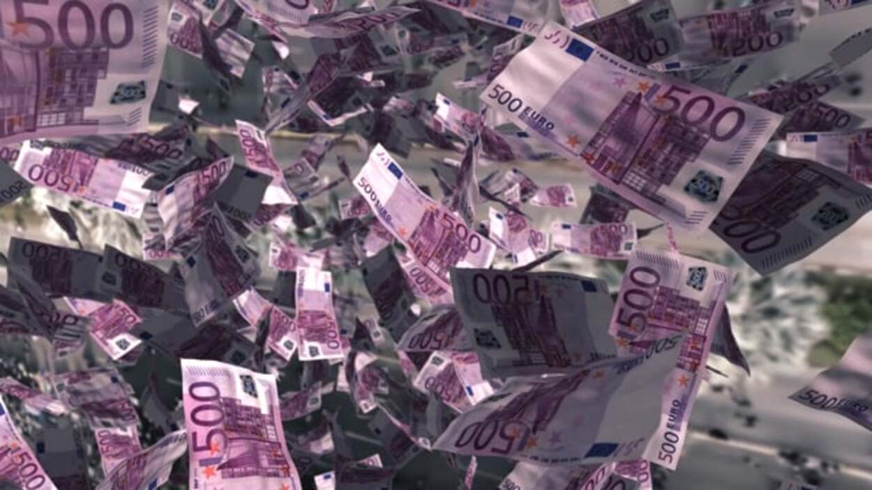 Un șofer a aruncat sute de euro pe șosea în timpul orei de vârf. Ce au făcut ceilalți participanți la trafic este interesant