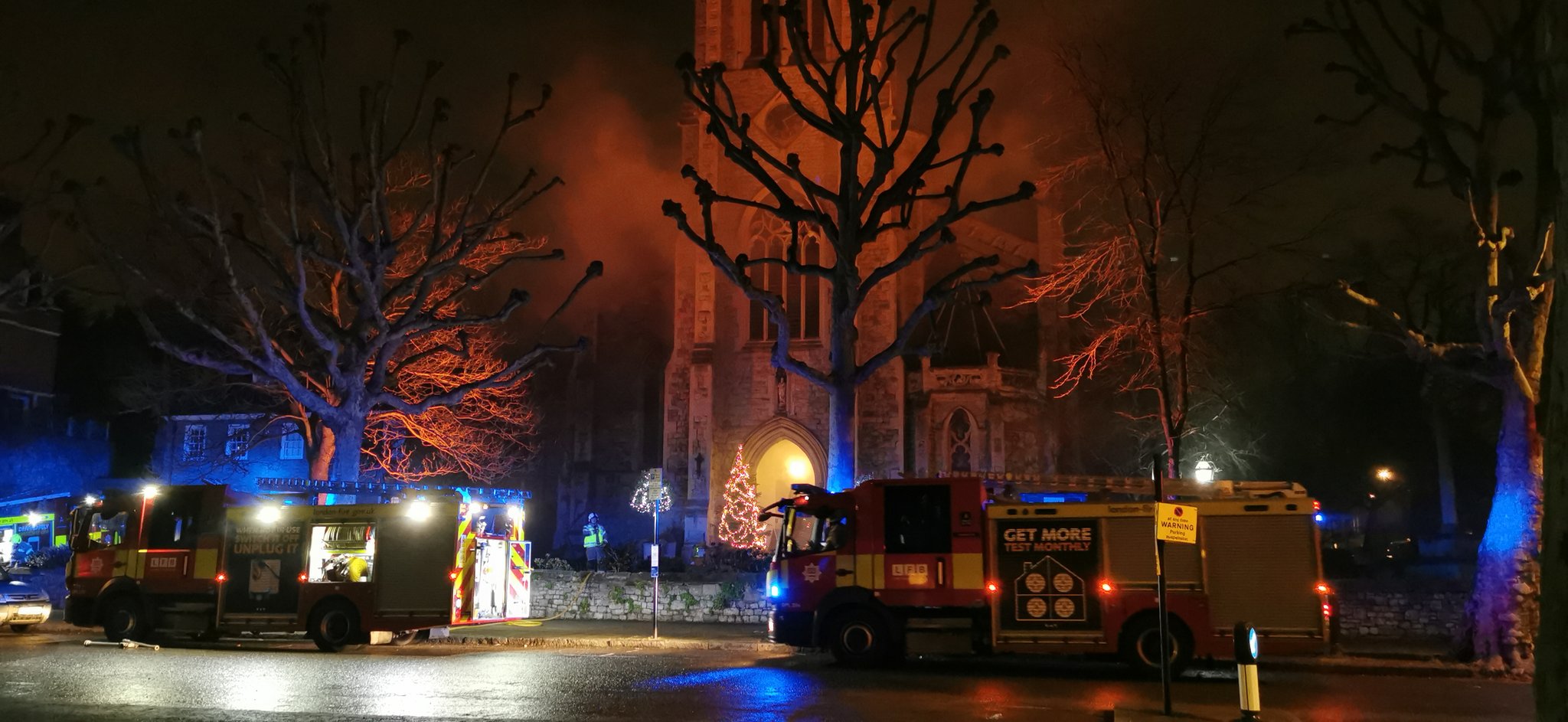 O biserică istorică din nordul Londrei, în flăcări. Primele informații și imagini terifiante
