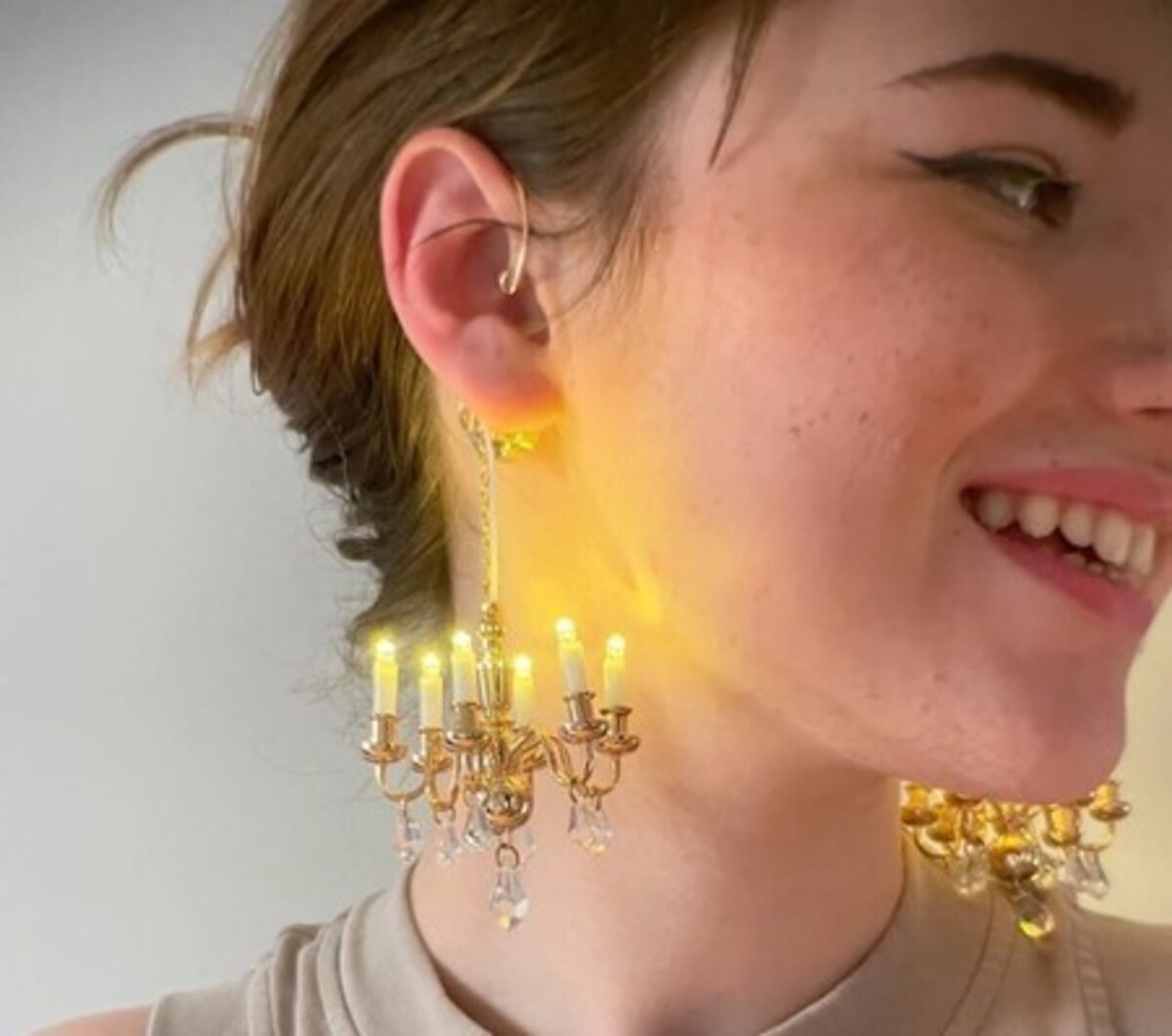 Diana Căldărescu, o artistă care trăiește la New York a uimit lumea cu cerceii creați de ea