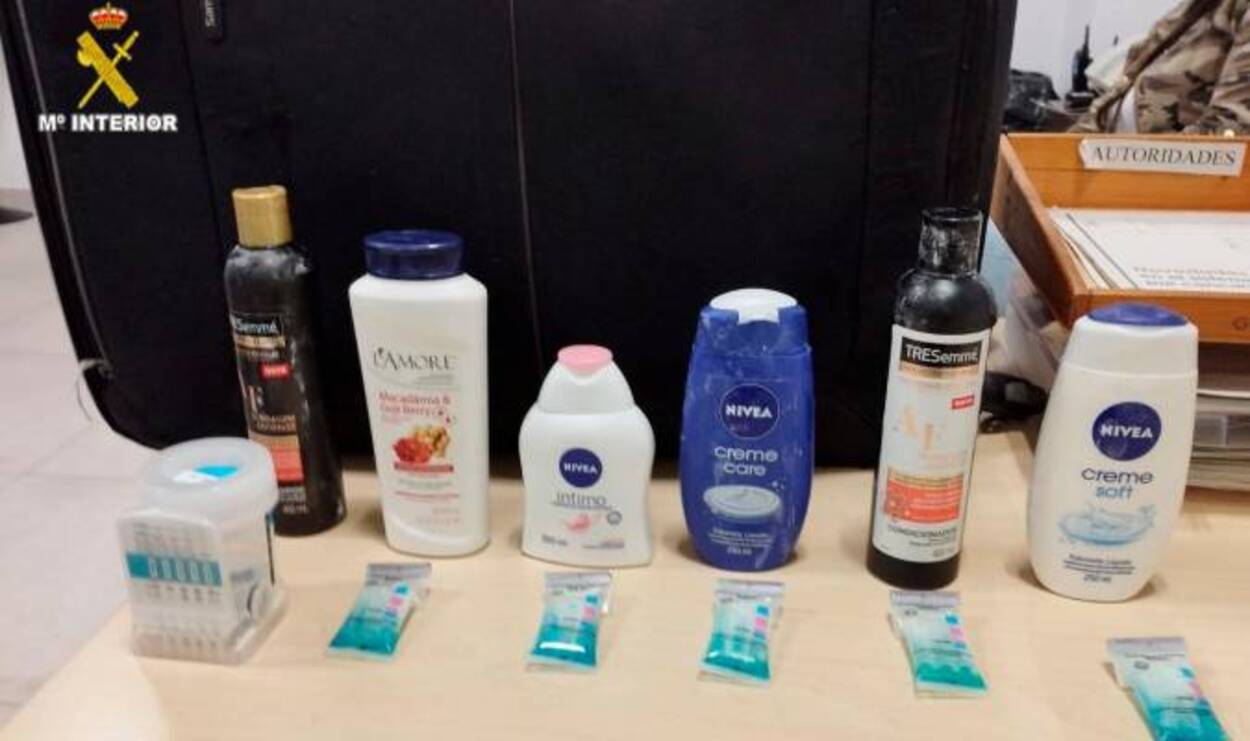 Imaginație bogată. Două femei arestate pentru că transportau cocaină diluată în flacoane de cosmetice. S-au dat singure de gol