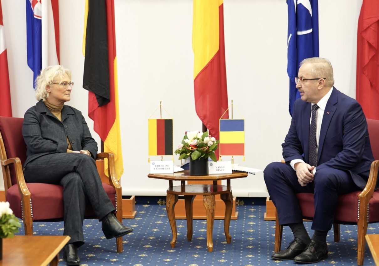 Al doilea ministru al Apărării demisionează. Motivul este acelaşi: declaraţii nepotrivite despre Ucraina